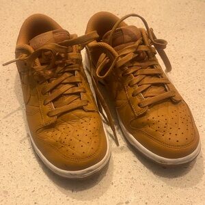 Nike Dunk Low. Womens 7